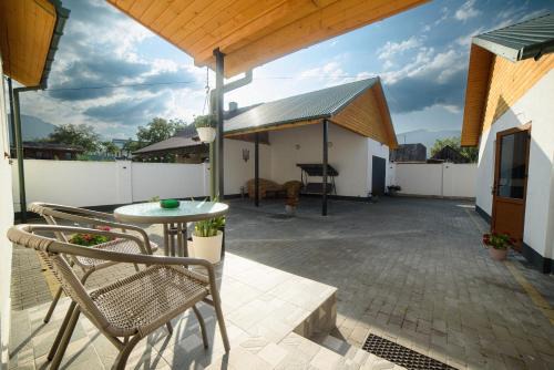 Skole Villa | Zarinok House