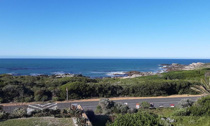Kleinbaai Apartment | Zeezicht Oceanfront with a beautiful seaview