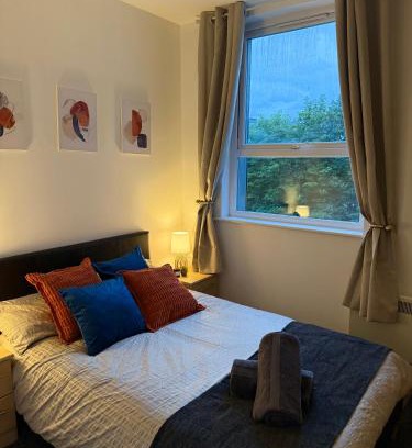 Old Trafford Apartment | Zelena Luxurious Apartment, Private Parking, Fast Wi-Fi, Self Check-In Anytime Perfect For Late Arrivals, 5 Minutes to Old Trafford Stadium