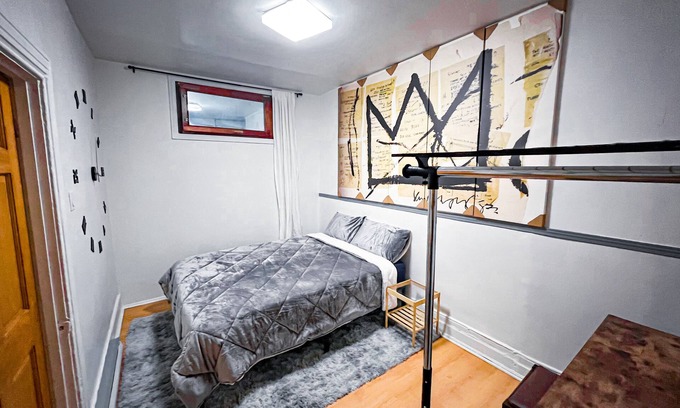 Ville-Emard Apartment | Zen & Artistic apartment n15 min from Downtown by transit nNear Attractions
