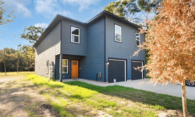 Conroe House | Zen Estates-Townhome for Small Group 3Br Modern Retreat Near Lake Conroe!