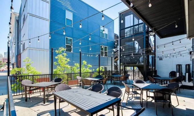 Downtown Memphis Apartment | Zen Garden KING SUITE downtown + POOL & GYM