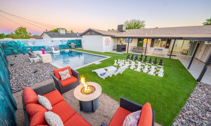 Papago Parkway House | Zen home with heated swimming+ Billiards table+ arcade 15000games+ Play station