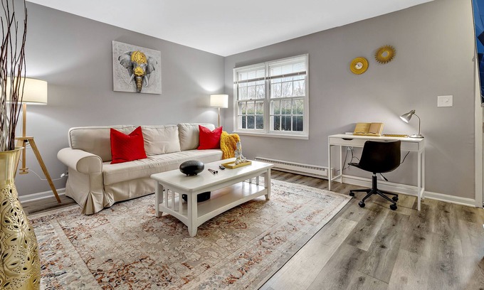 Yorkville Condo | Zen Retreat Themed Apartment, 75TV, Garage, FastWiFi