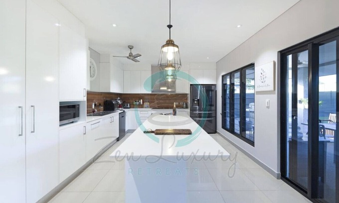 Johnston House | Zenhouse (Lind) Private Pool ~ Bar ~ Pets OK