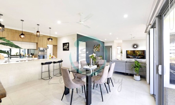 Muirhead House | Zenhouse Prestige: Modern ~ Stylish ~ Private Lawn