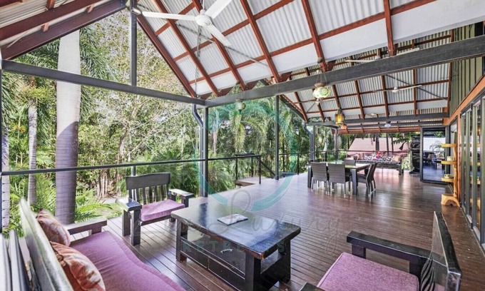Durack House | ZENLUX - 3-Story Corporate Golf Retreat