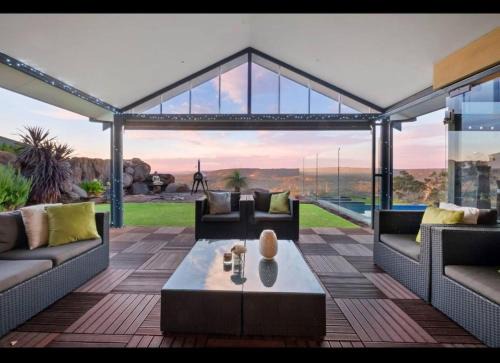 Perth House | Zig Zag Retreat - Panoramic views, secluded hills nature reserve, infinity pool