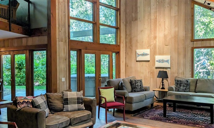 Hailey House | Zinc Spur, Spacious Private Retreat, including 2 BDR Guest House, Pet Friendly!
