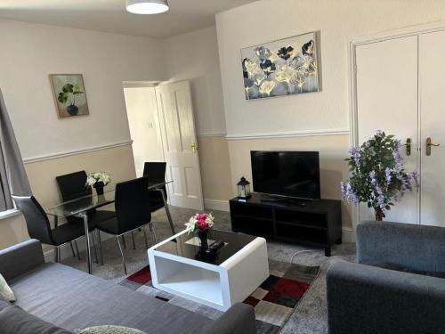 Blyth Apartment | Zinoc Delight, free parking, at City centre, close to the sea & lovely places