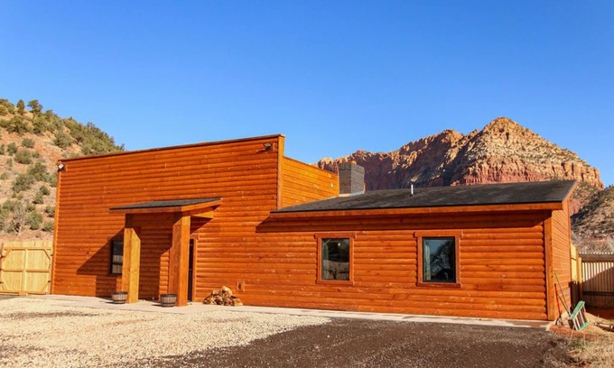 Hildale Cabin | Zion Edge Retreat, new building with hot tub.