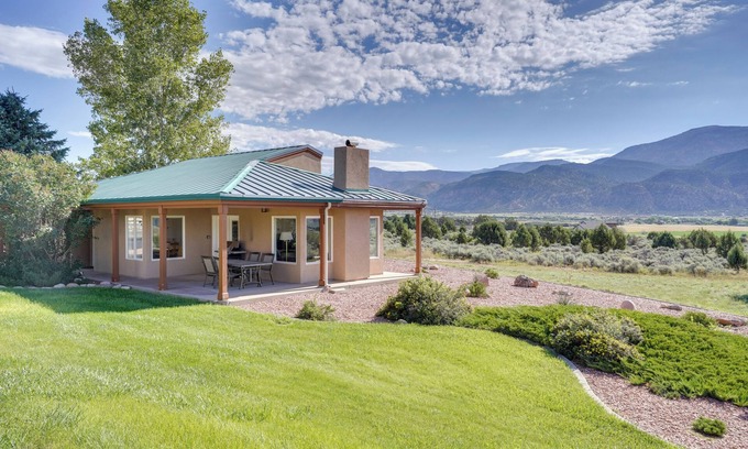 New Harmony House | Zion Mountain Guest House w/Canyon Vistas!