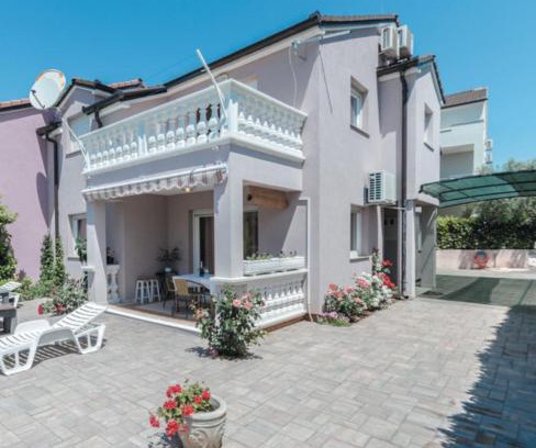 Srima House | ZSA ZSA HOLIDAY HOME