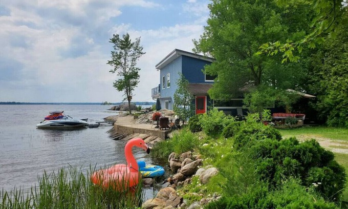 Gravenhurst Cottage | ZuKaLand Lakehouse + Cedar SPA & Rooftop Terrace