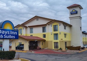 Days Inn & Suites by Wyndham Schaumburg