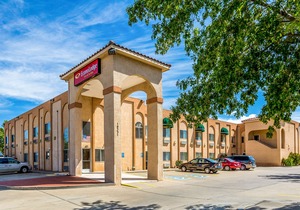 Econo Lodge Inn & Suites