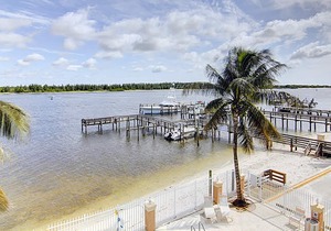 Hutchinson Island Plaza Hotel & Suites