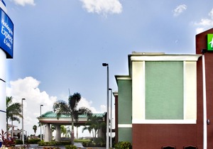 Holiday Inn Express Hotel & Suites Clewiston, an IHG Hotel