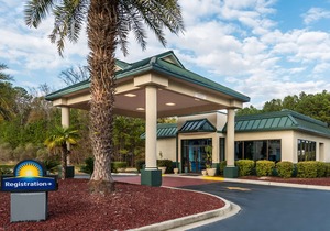 Days Inn by Wyndham Richmond Hill/Savannah
