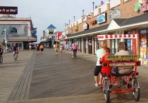 Spacious, colorful 2 bedroom condo with free WiFi just a short stroll to the beach among the excitement of downtown only a few streets from the boardwalk!