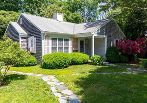Walk To Beaches, Main Street, and Harbor. 3BR Cottage. Quiet Area. Captain Gosnold Village 17