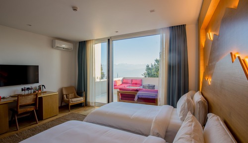 Deluxe Twin Suite With Bathtub and Private Balcony
