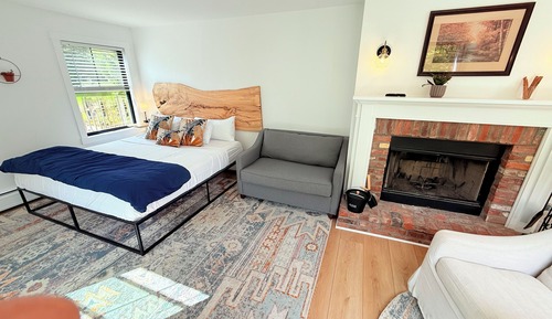 Riverside Suite 106, 1 King Bed, Porch