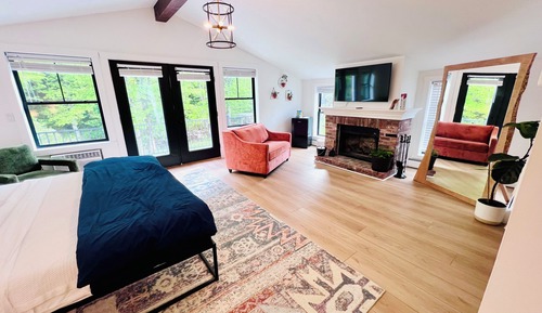 Riverside Suite 306, Honeymoon, King Bed, Balcony