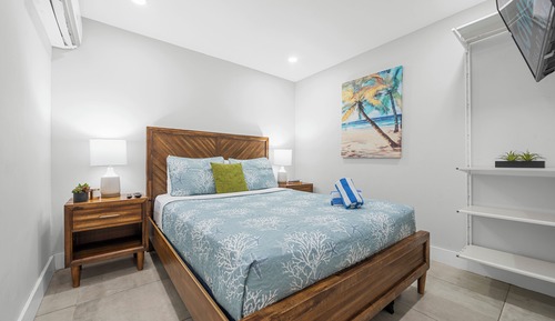 Deluxe 1-Bedroom Queen w/ Patio & Kitchenette