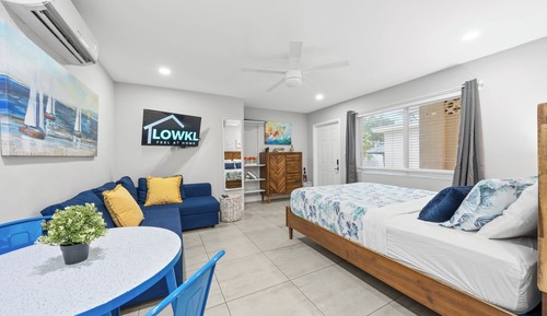 Deluxe Queen Studio w/ Kitchen & Sofa Bed