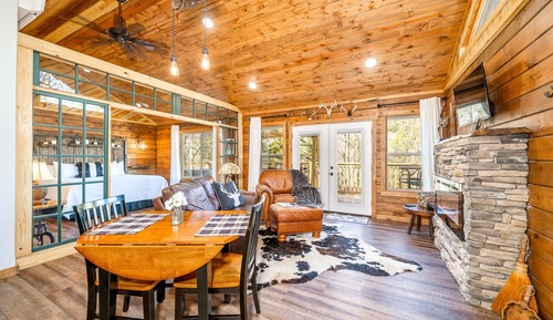 Exclusive Tree House, Hot Tub, Mountain View