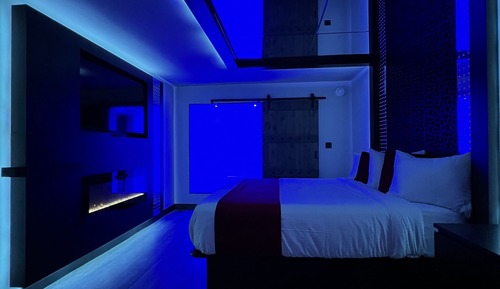 Deluxe King Bed Non-Smoking Honeycomb With Mirror Ceiling
