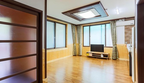 Room (Dandelion)