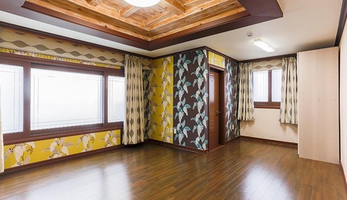 Room (Sunflower)