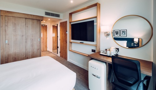 Room, 1 King Bed (Pitch View and Lounge)