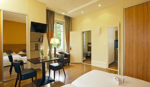 Apartment, 2 Twin Beds, Bathtub
