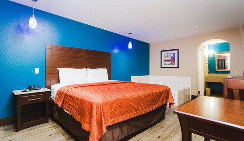 Jacuzzi Suite, 1 King Bed, Smoking