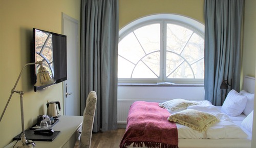 Standard Double Room (Queen)