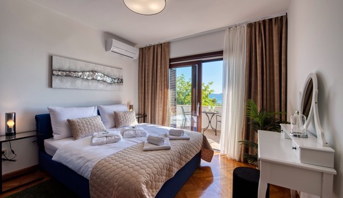 Design Villa, 5 Bedrooms, Hot Tub, Sea View