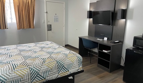 Deluxe Room, 1 Queen Bed, Non Smoking, Kitchenette