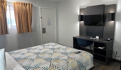 Deluxe Room, 1 Queen Bed, Non Smoking, Refrigerator & Microwave