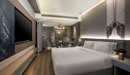 Room, 1 King Bed, Smoking (Mahjong)