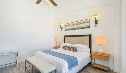 Luxury Room, 1 King Bed, Poolside