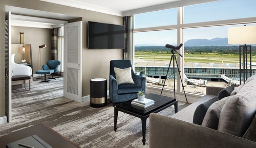 Fairmont Gold Signature Suite King Runway View