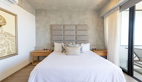 Deluxe Condo, 2 Bedrooms, Beach View 305