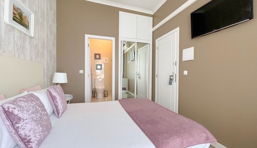 Comfort Room, City View