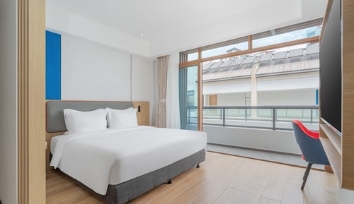1 King Standard Balcony