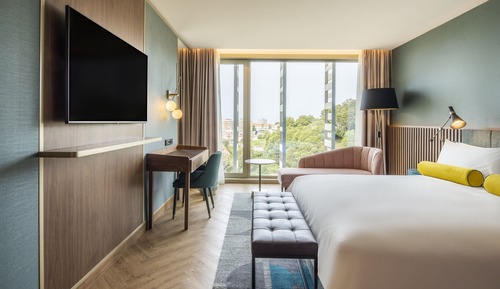 Deluxe Room, 1 King Bed, Garden View