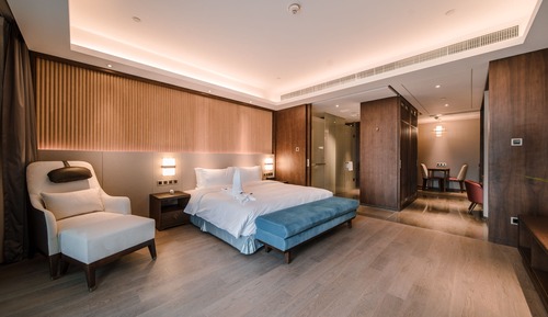 Classic Room, 1 King Bed, Patio, Mountainside