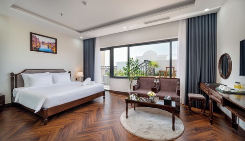 Classic Suite, Balcony, Poolside